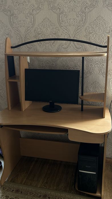 Компьютер и компьютерный стол