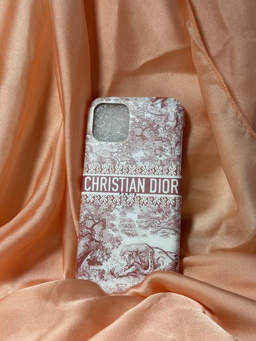 Huse model Dior pentru iPhone