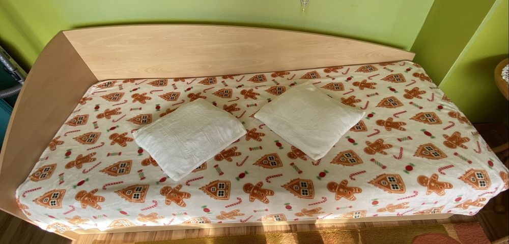 Подарявам две единични легла с матраците към тях