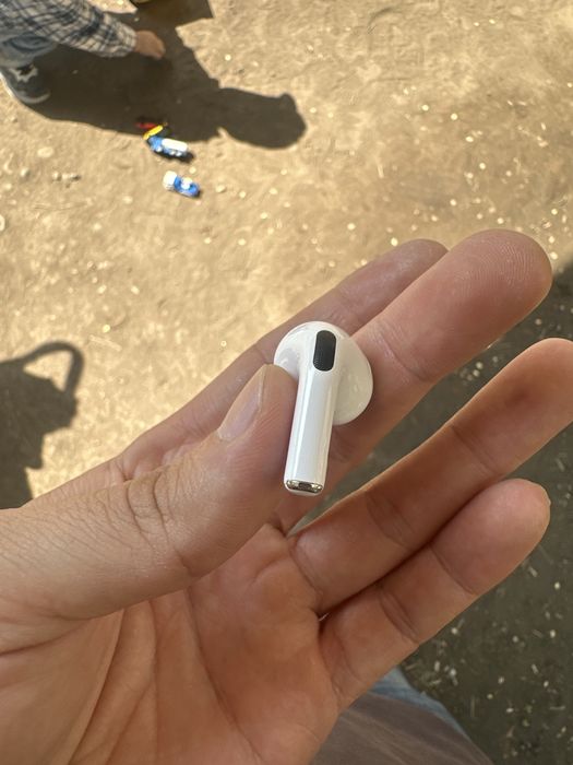 Правый наушник от AirPods 3-го поколения.
