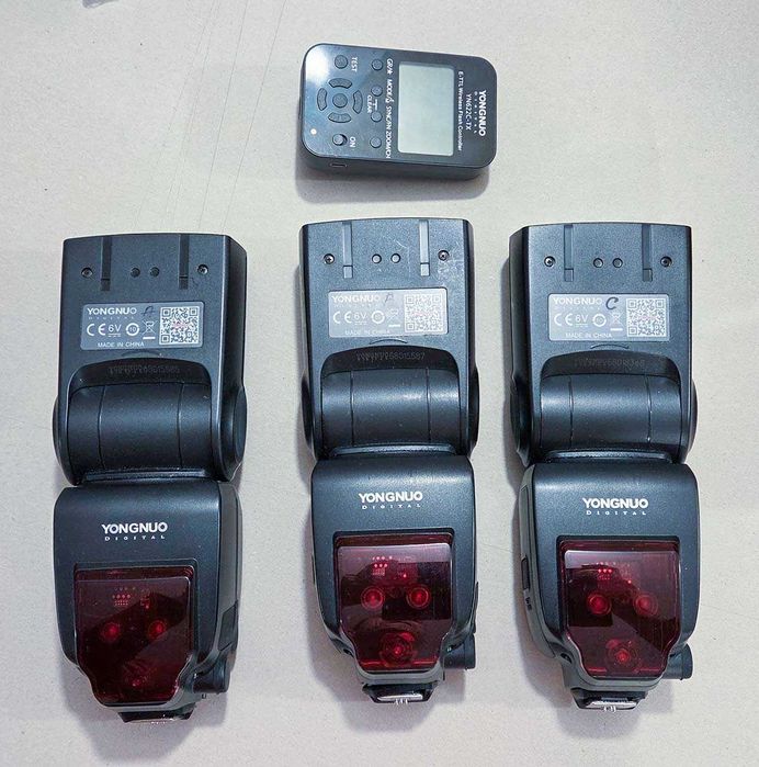 Три светкавици YONGNUO YN685 с дистанционен контролер за Canon