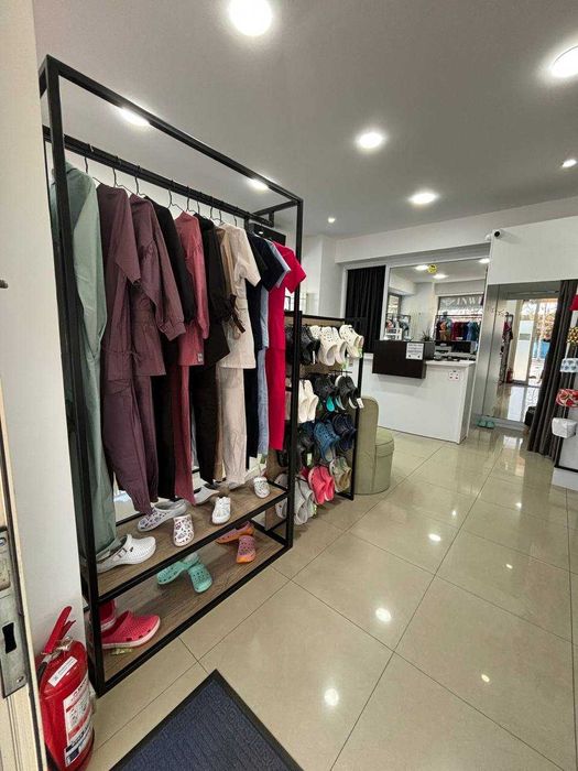 Mobilier magazin, stendere, umerase, sistem video si alarma