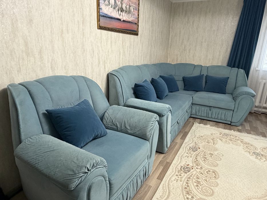 Диван угловой и кресло.