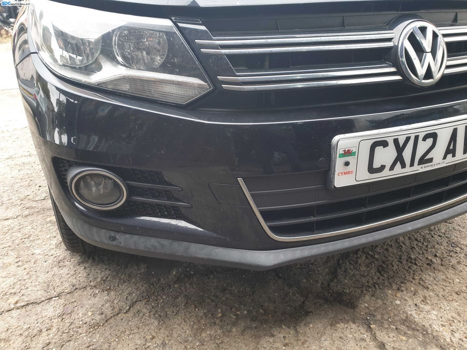 Bara Spoiler Fata cu Locas Senzori de Parcare cu Grile Proiectoare FARA Grila cu Emblema Volkswagen Tiguan FL Facelift 2011 - 2015 Culoare LC9X [K7787]