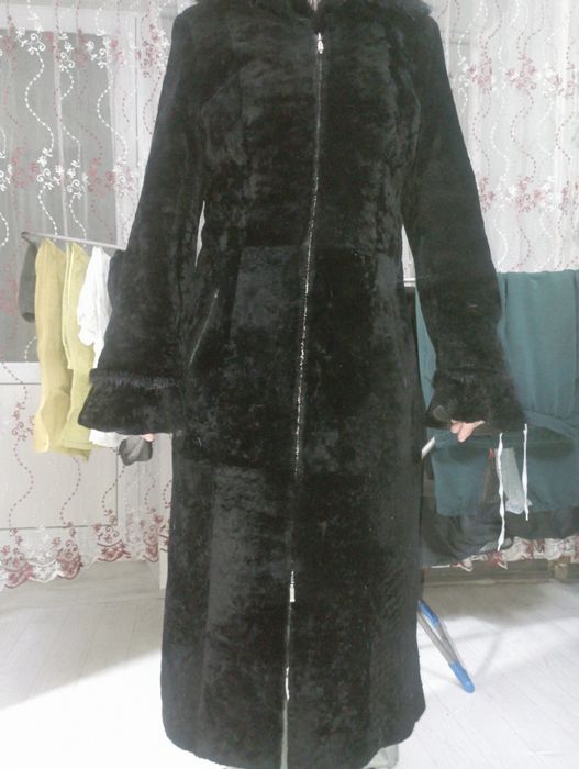 Продаю две шубы за низкую цену. одна мех мутон вторая норка искусствен