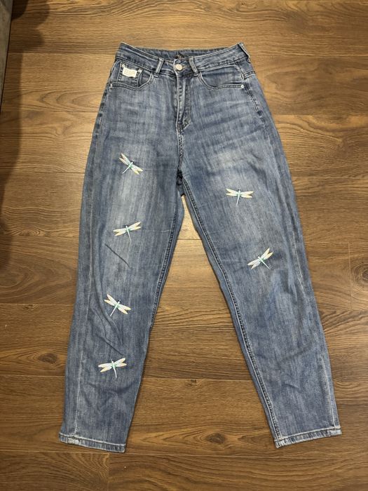 три различни модела дамски дънки