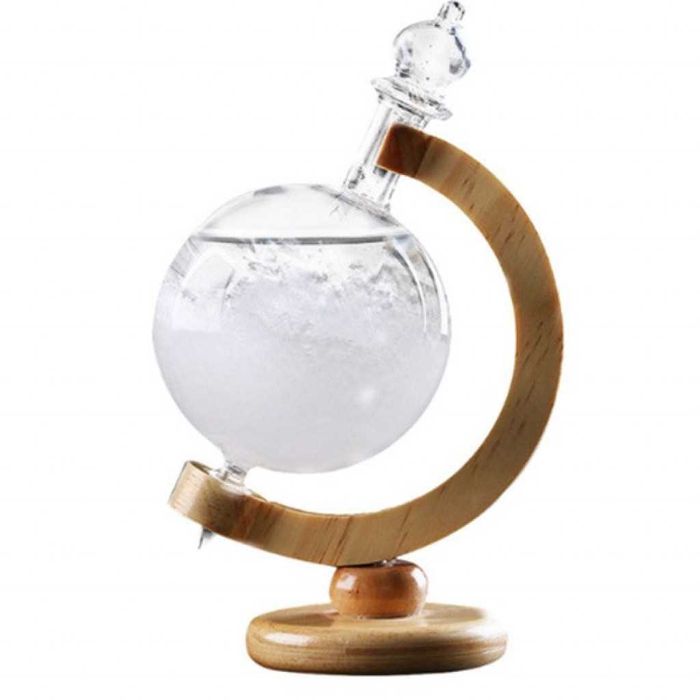 Красив глобус с кристали които предсказват времето