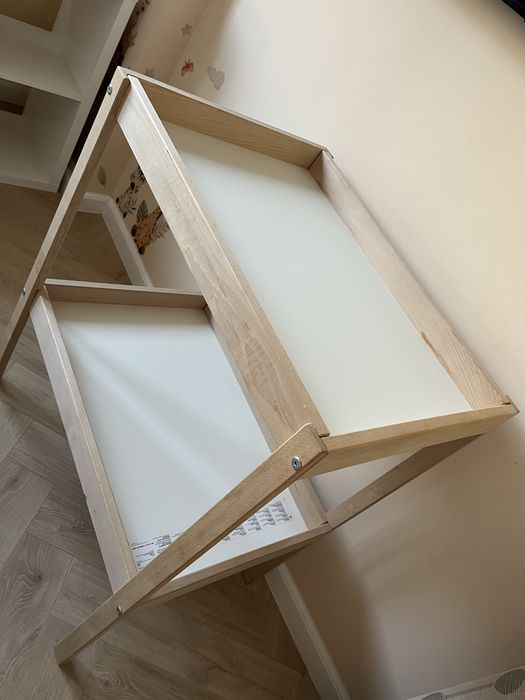 Masa de infasat de la Ikea cu pernita si 2 huse