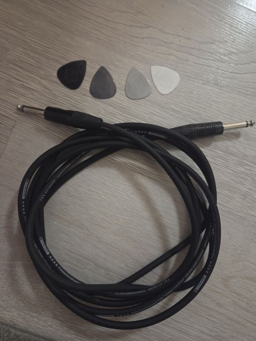 Set  Chitară El.Squier Stratocaster Sunburst + Husă Fender+ accesorii