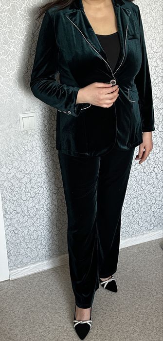 Продам срочно костюм