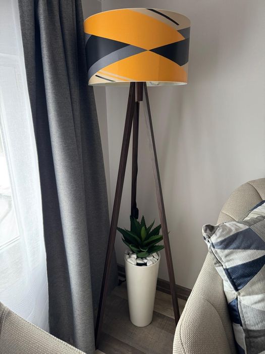 Lampadar de podea din lemn.