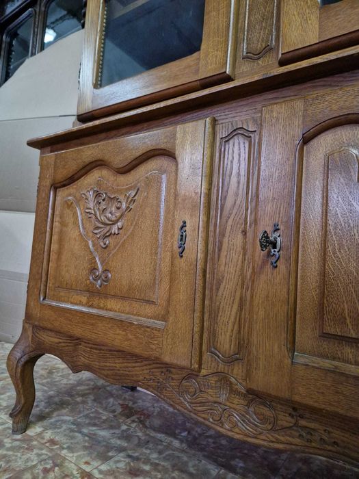 Дъбова витрина изработена във френският стил "ЛУИ XV"