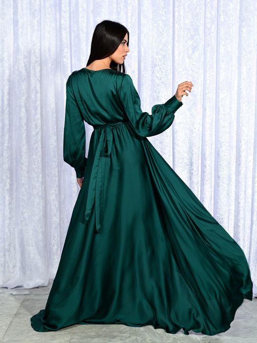 Дълга сатенена рокля в зелен цвят