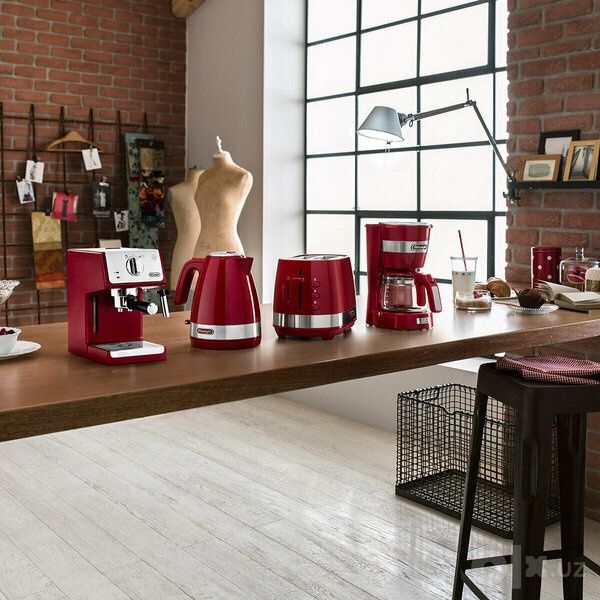 Электрочайник DeLonghi KBLA2001. R красный