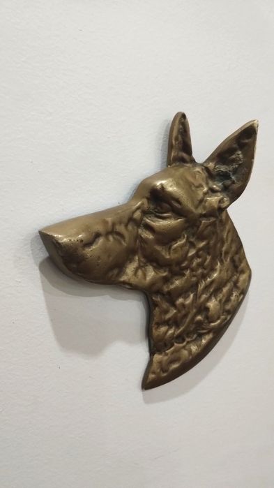 Много красива и впечатляваща глава на куче от бронз.