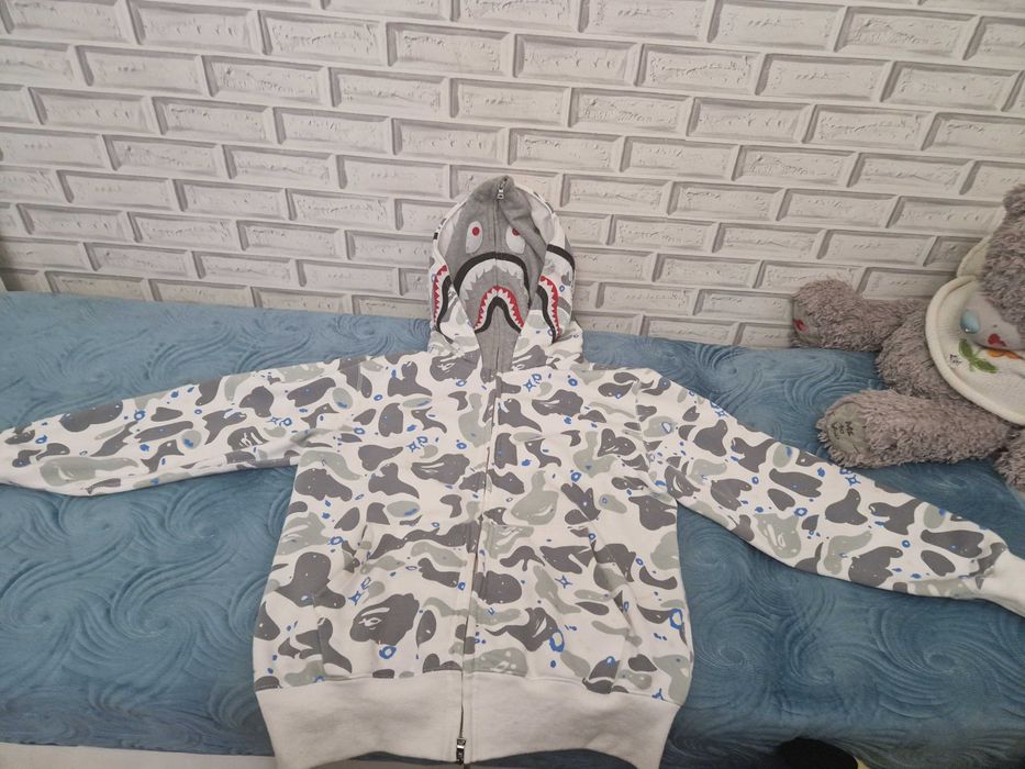 Продам свитшот Bape б/у белого цвета