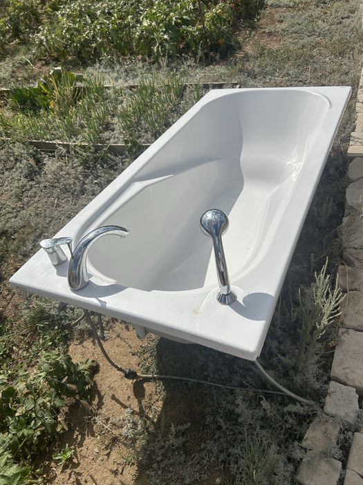 Продается ванна акриловая