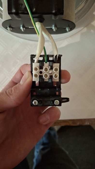 Aplice (2 becuri) încastrate.