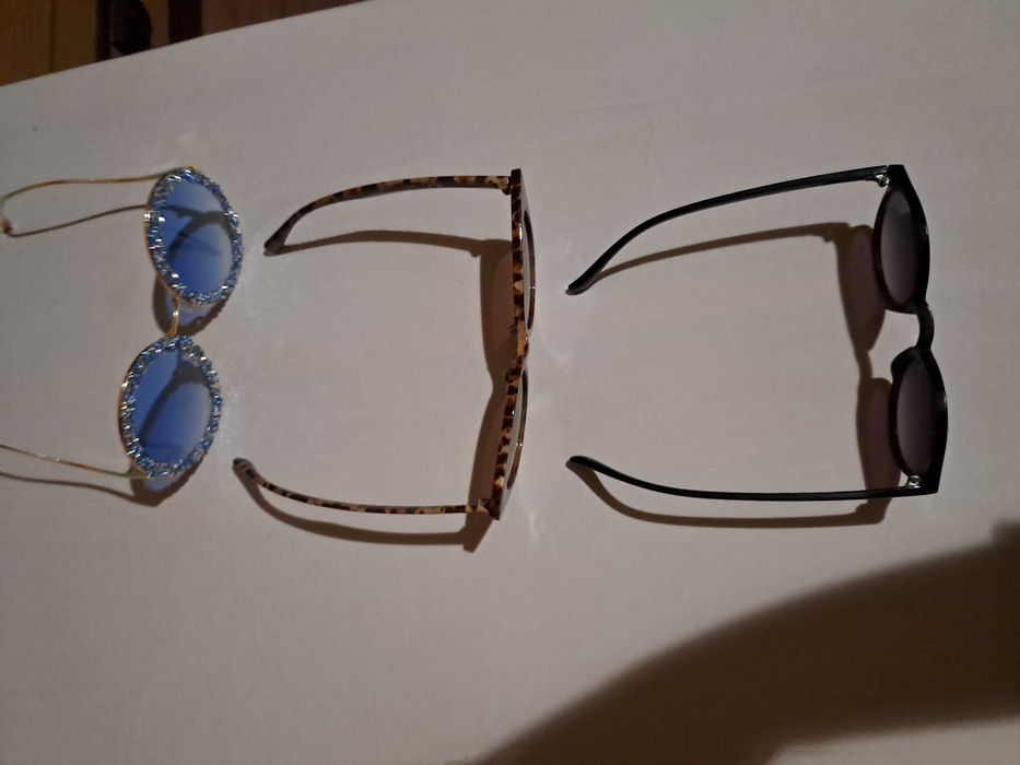 Три броя слънчеви очила