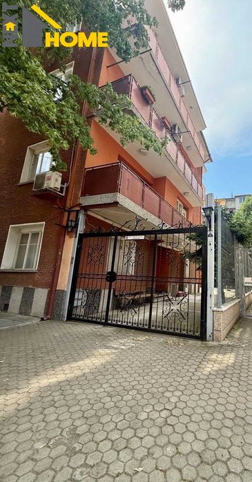 Просторен тристаен апартамент с място за паркиране на метри от ВМИ