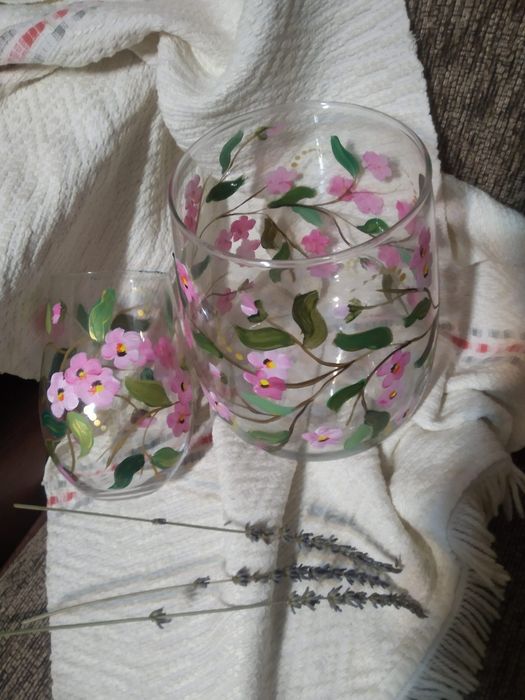 Pahare și sticle cu vin pictate manual