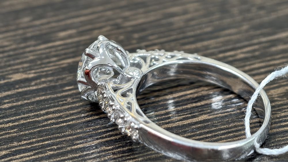 Золотое кольцо с крупным бриллиантом