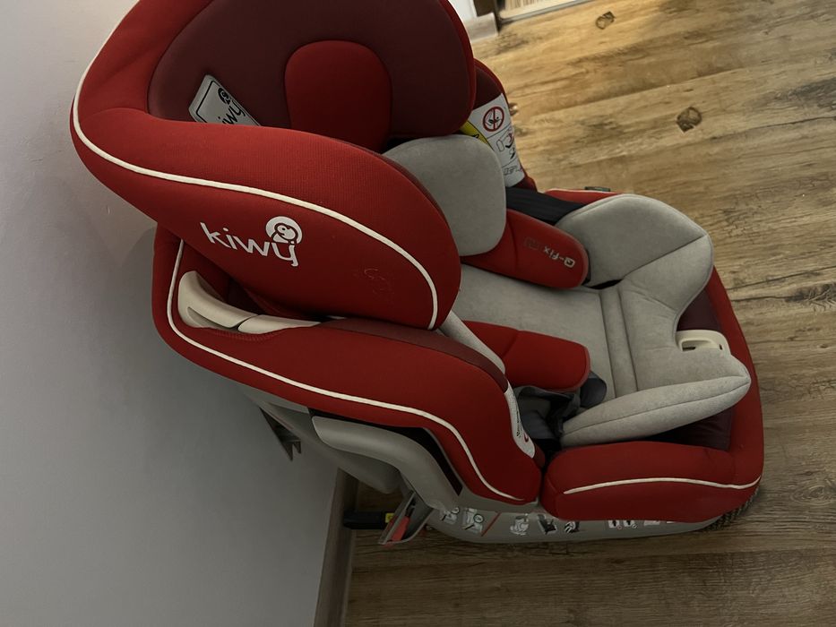 Scaun auto cu sistem isofix