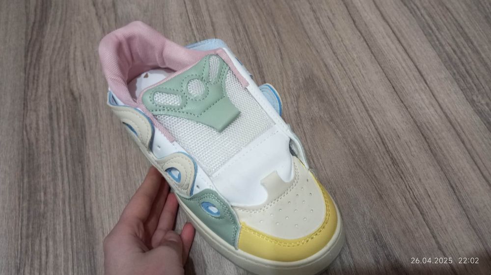 Яркие модные кроссовки