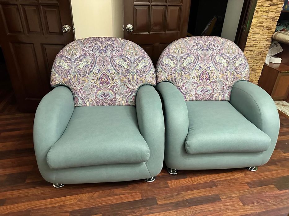 Два мягких кресла