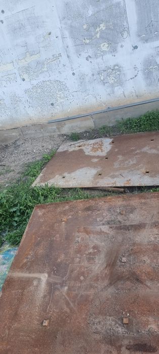 Продаеться железный стол.