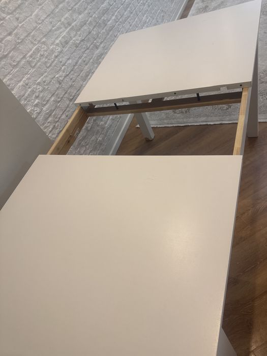 Продам стол белый