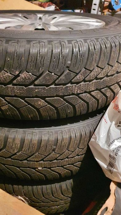 roti de iarna sempretit  195/65/15 cu capace originale gama WAG