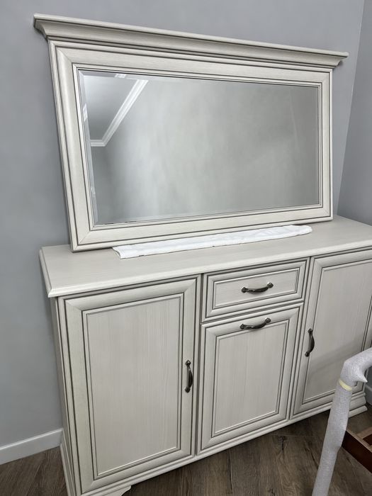 Продам комод с зеркалом