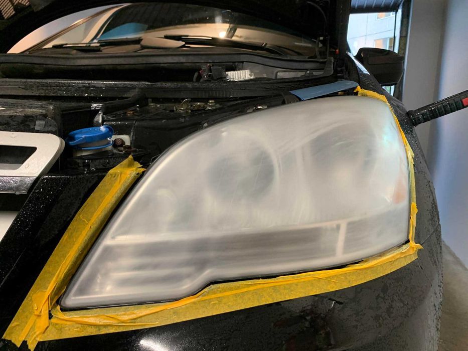 Полиране на Фарове и Стопове – Възстановете Яснотата на Вашите Лампи!