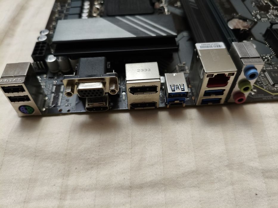 Продам игровую плату Gigabyte B760 DDR5