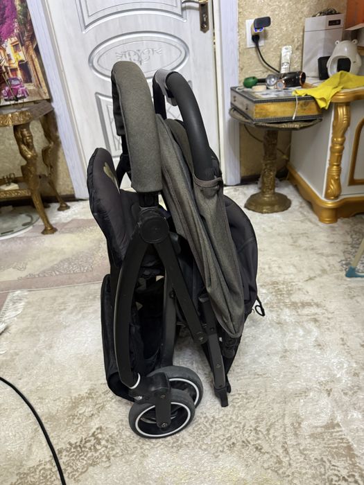 Продается :2 коляски, детская кровать без матраса, ходудок