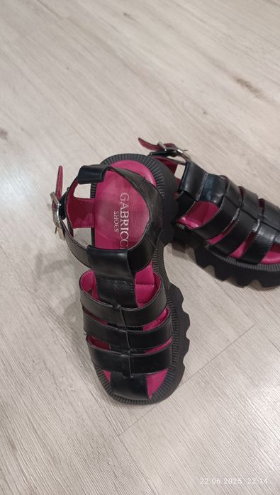 Продам кожаные босоножки