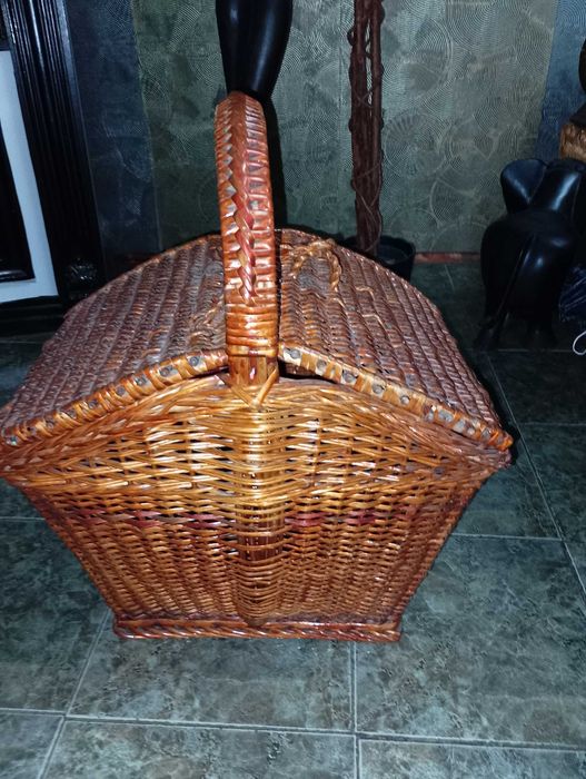 Кошница за пикник,дървена захарница на уплетена стойка