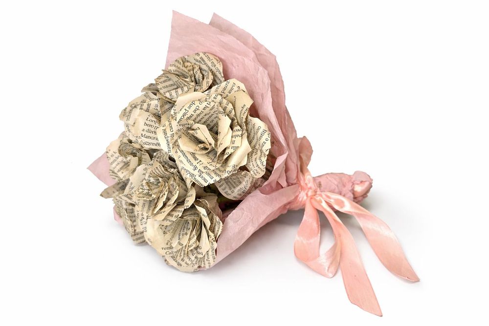 Buchet flori din carte  handmade – cadou romantic unic (nu se ofilește)