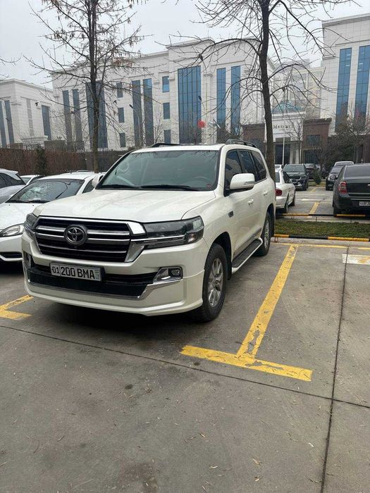Toyota Land Cruiser 200, 2019 г. — 84 000 км—Белый — 4.0 V6 — бак 150л