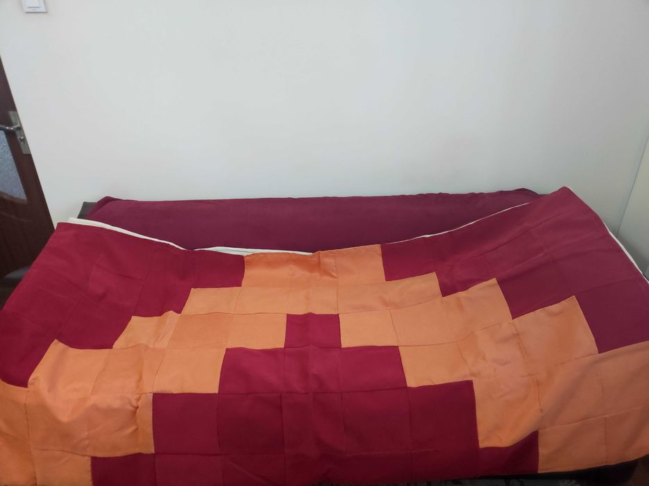 cuvertura pat 240 x 220 cm. si 2 perne mici in carouri oranj & rosu-burgund