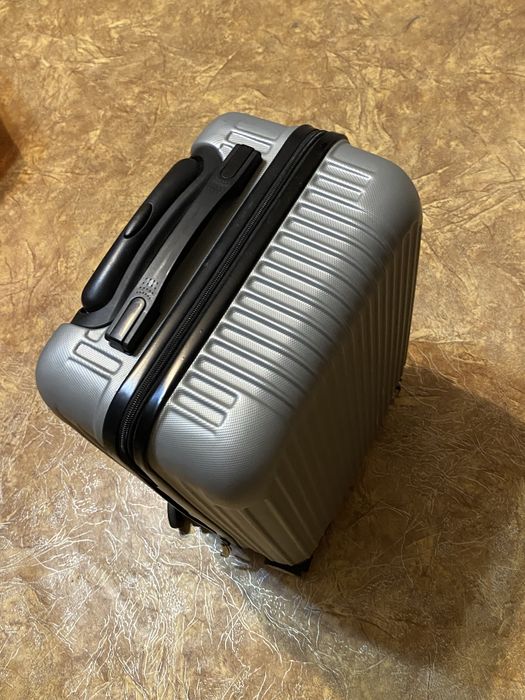 Продам чемодан для путешествии