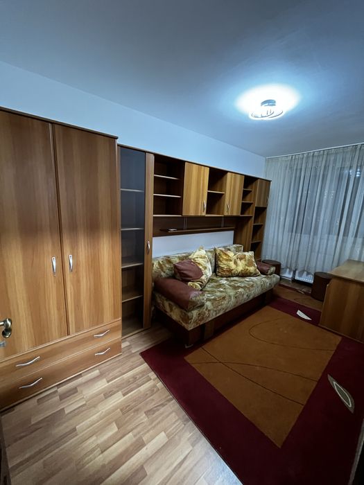 Inchiriez apartament 3 camere, Cartierul Rogerius