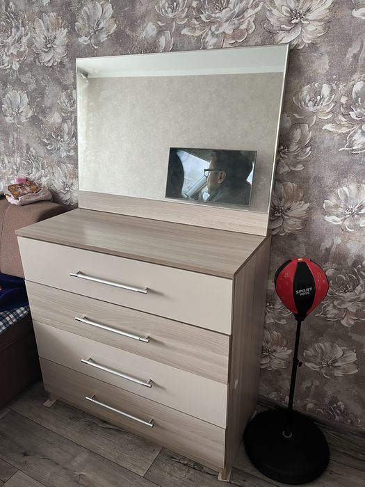 Продам комод с зеркалом