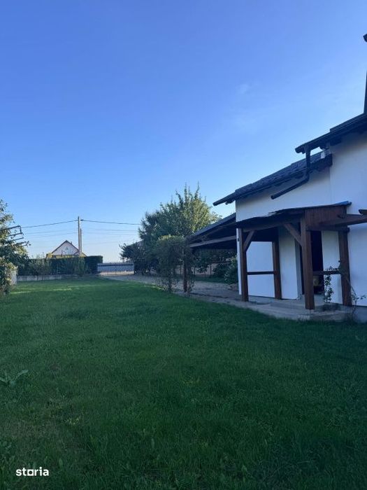 Casa individuala cu garaj si foisor, centru- Horodnic de Sus