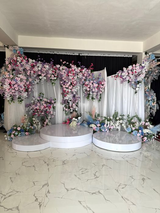 Фотозона декорация искуственные цветы