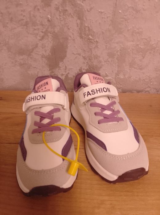 Кроссовки на девочку размер 30