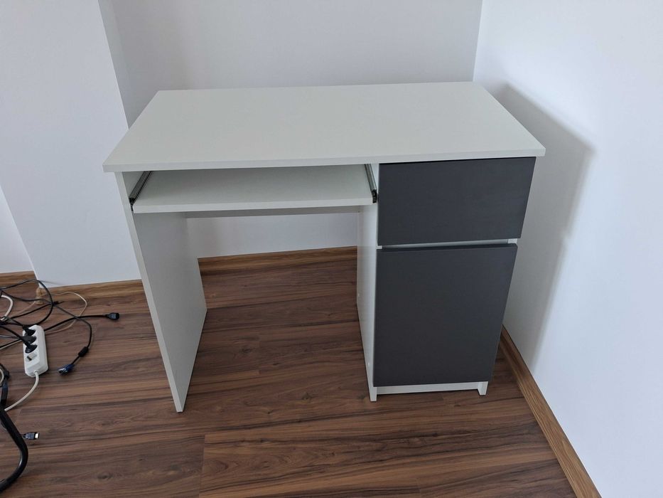 Birou computer PIKSEL, cu sertar, dulap si raft pentru tastatura, dreapta, 90x50x77 cm, alb si gri
