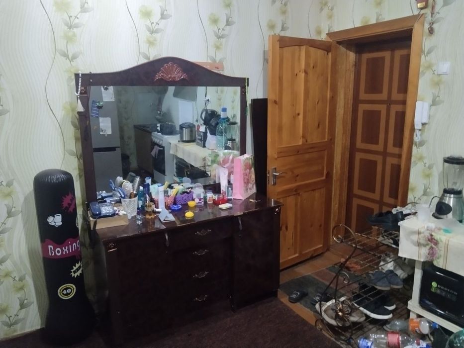 Kvartira sotiladi 1 xona 2 kilingan Bektemir vodnik 40.000 ye