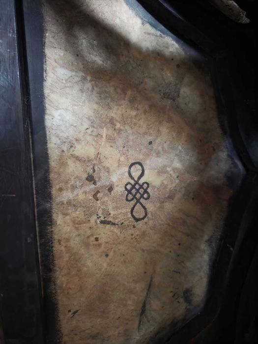 PIESĂ DE MUZEU: Măsuță Antică „Chinese Export” – Lemn de Trandafir, Marmură și Nodul Infinit